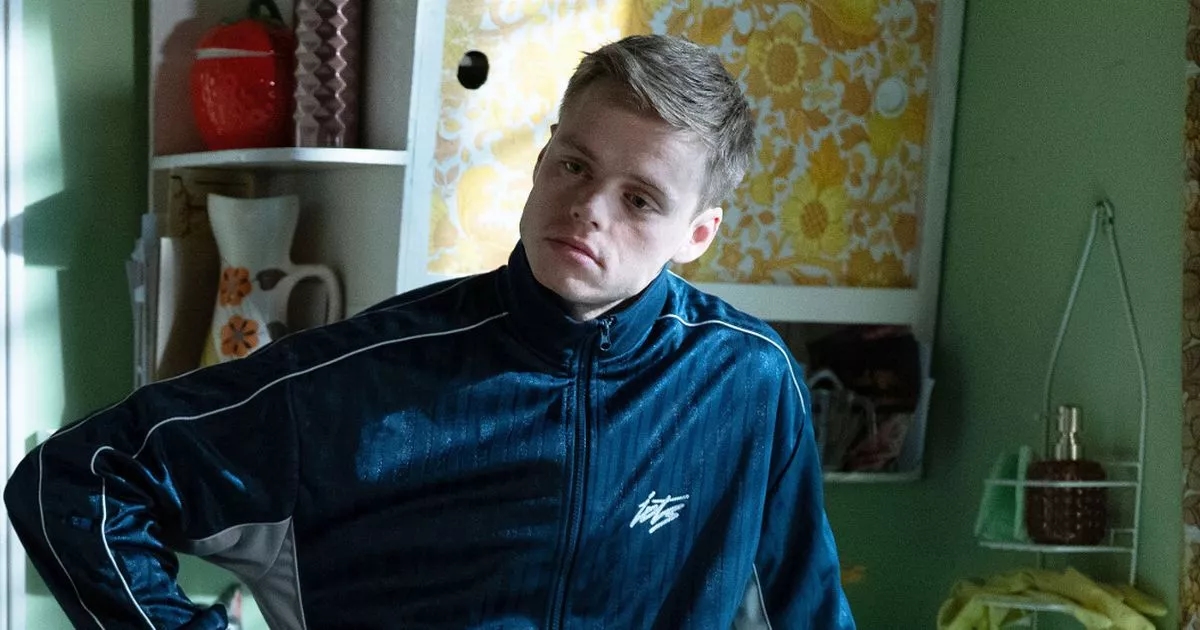 Спойлеры EastEnders: Королева Виктория объявляет войну, а Оскар и Джули возвращаются на площадь