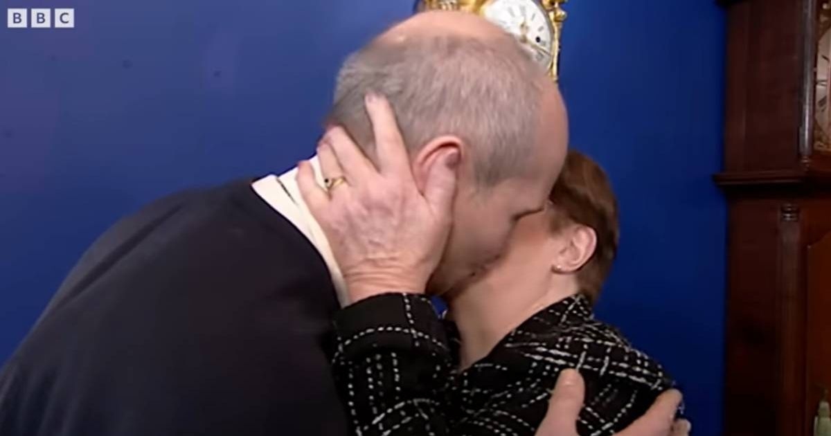 Antiques Roadshow konuğu, 'çirkin' saatin değerine hayran kaldıktan sonra BBC uzmanını öptü