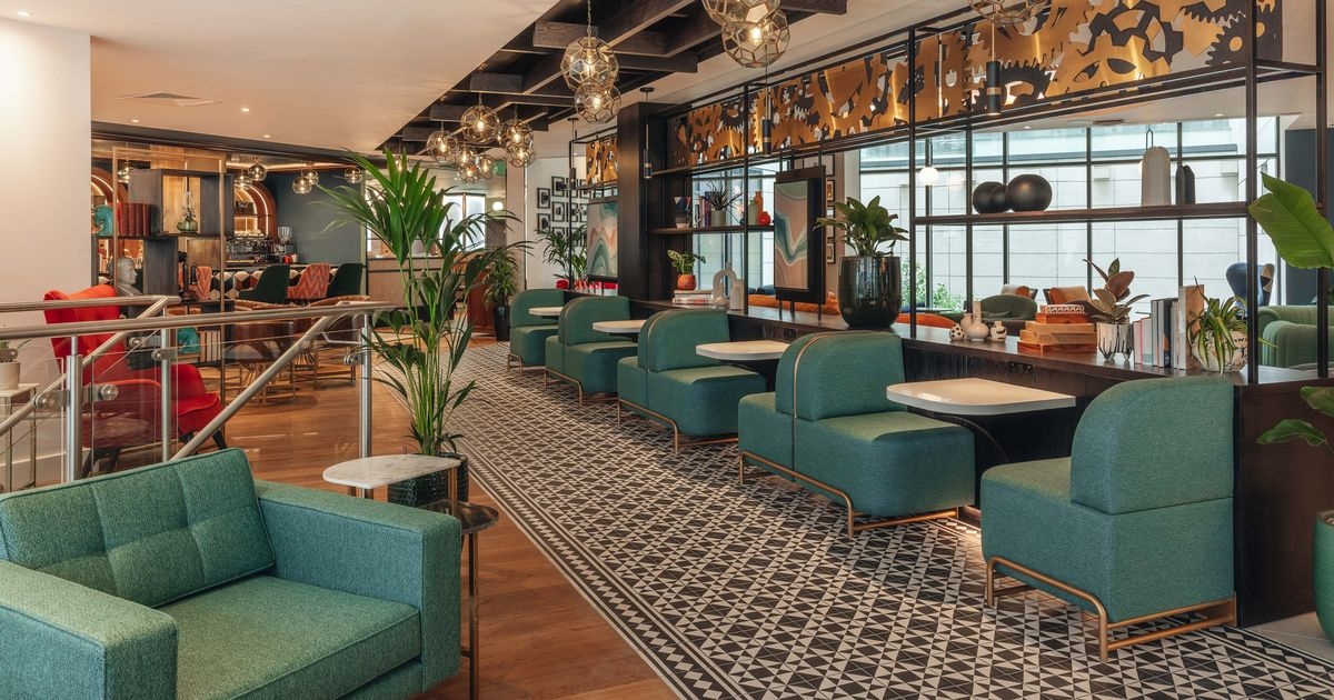 'Me alojé en un nuevo hotel de Londres con su propio pub en el interior; un detalle secreto en la habitación me sorprendió'.