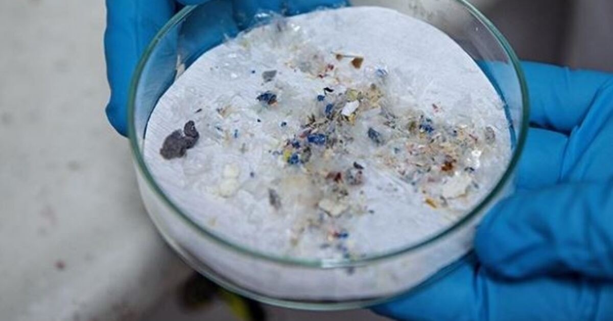 Alerta de microplásticos en botellas