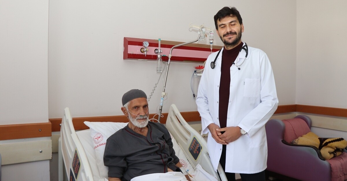 Bei dem Patienten, der in die Notaufnahme gebracht wurde, wurden 1 Liter Flüssigkeit aus dem Perikard abgeleitet.