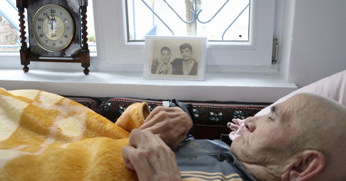 Opiekuje się żoną, która go nie pamięta.