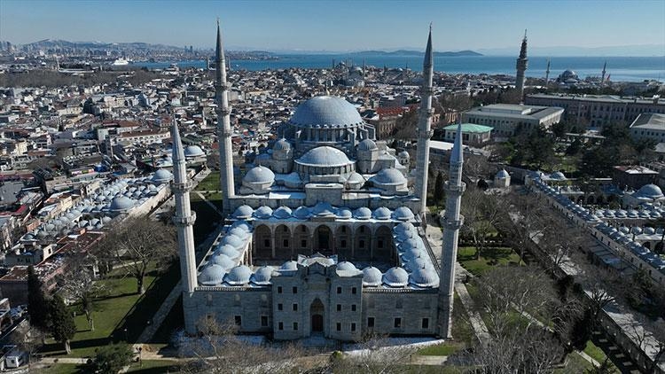 Moskeeën in Istanbul zijn versierd met mahyas