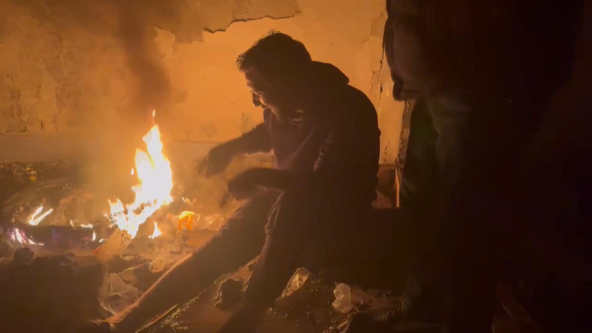 Il ne voulait pas quitter le bâtiment abandonné où il a mis le feu ! Réponse surprenante : Vous entrez dans ma maison sans permission