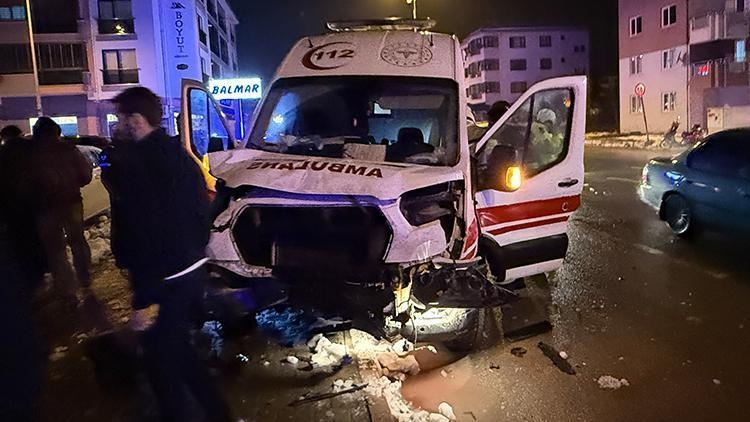 Ambulans ile otomobil çarpıştı: 7 yaralı