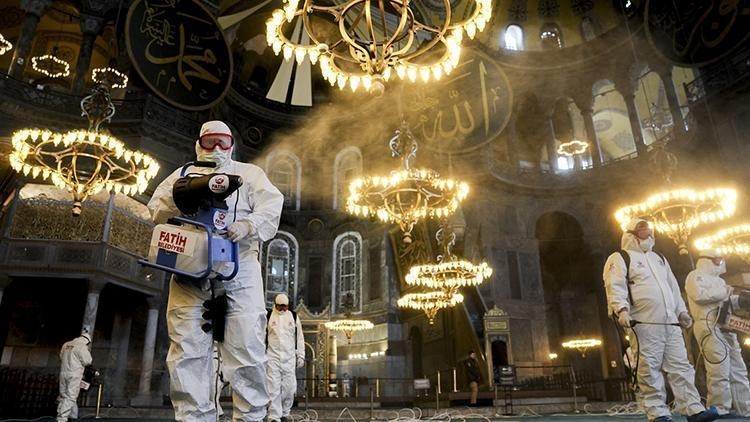 Preparativi per il Ramadan nella moschea di Santa Sofia: eseguiti i lavori di pulizia e disinfezione