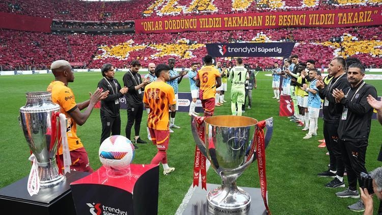 O Galatasaray comemorou seu 25º campeonato em casa! Fernando Muslera se dirigiu aos fãs em turco