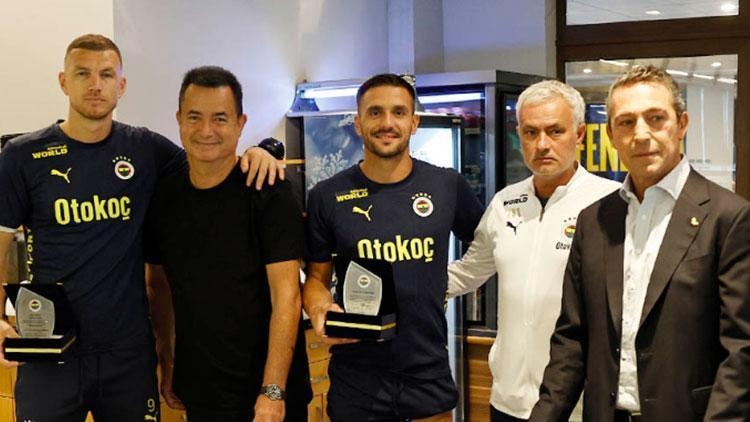 Placa de agradecimento de Ali Koç a Tadic e Dzeko!