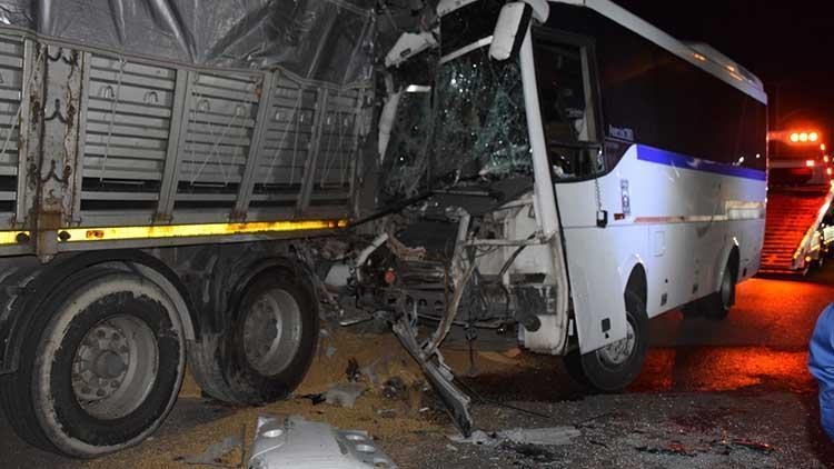 20 personnes ont été blessées dans un accident au cours duquel la navette d'un ouvrier a percuté un camion stationné à Manisa