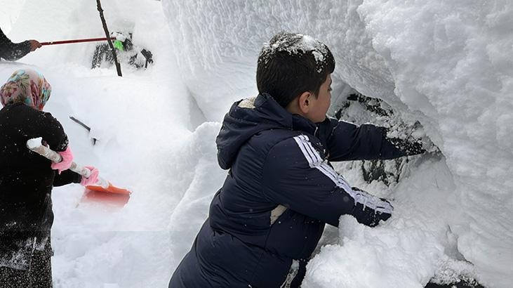 ¡El barrio tragado por la nieve! Ha parado de llover, la gente intenta volver a la vida normal: vivimos esto cada año