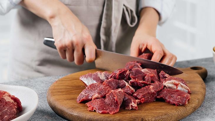 Laat de feesttafel je gezondheid niet verpesten! Eet vlees zoals dit: 'Gooi geen olie bij de olie'
