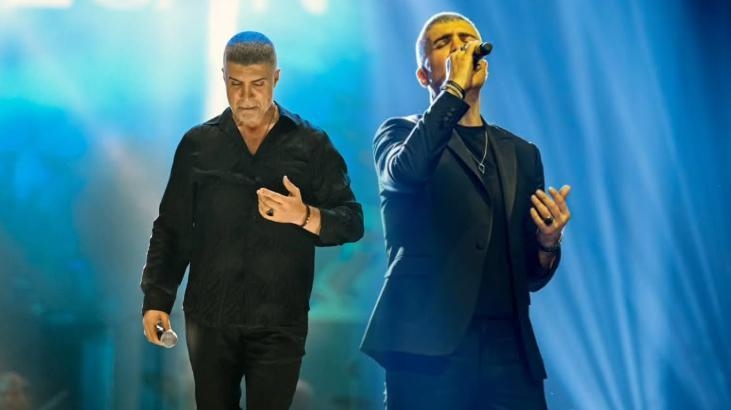 Özcan Deniz o convidou para subir ao palco e cantou com um nome surpresa! Sua nova imagem chamou a atenção
