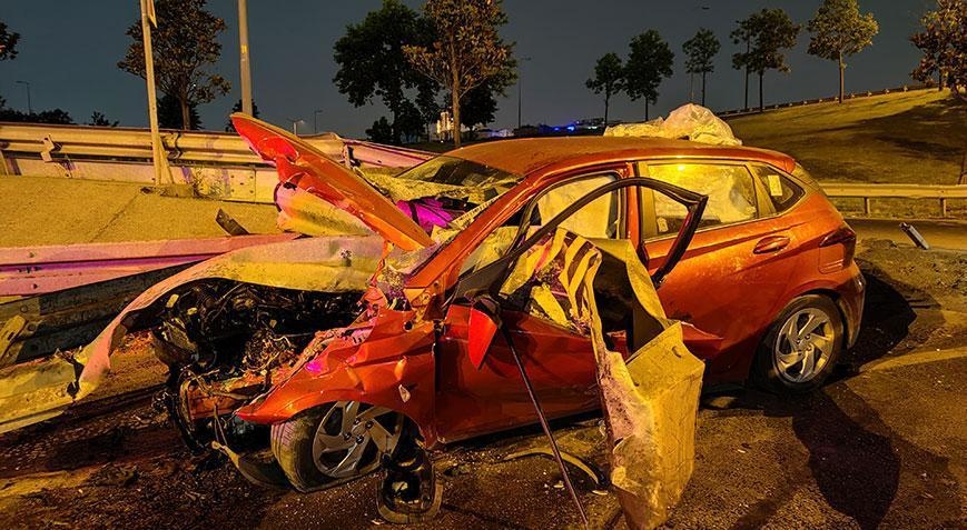 Une voiture percute des barrières à Bayrampaşa, le conducteur est blessé