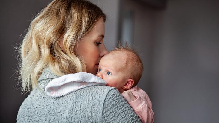 Ist die Mutter geimpft, ist auch das Baby geschützt! Bei Neugeborenen kann es lebensbedrohlich sein