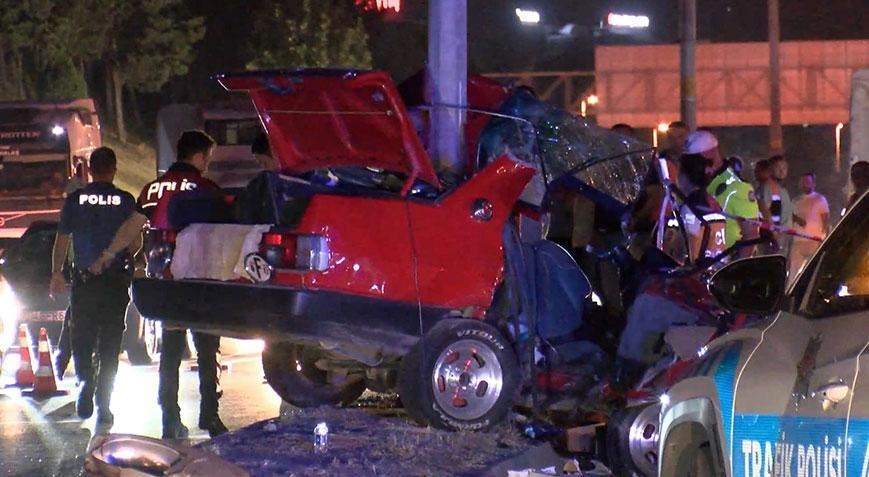 Car crashed into a lighting pole in Eyüpsultan! Driver lost his life