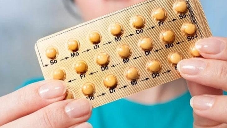 ¡Es muy común durante las vacaciones de verano! No se debe interrumpir el ciclo menstrual a menos que sea necesario.