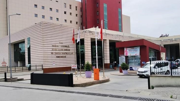 A mulher grávida primeiro forçou o marido a sair do hospital à força pela polícia e depois foi para a sala de parto.