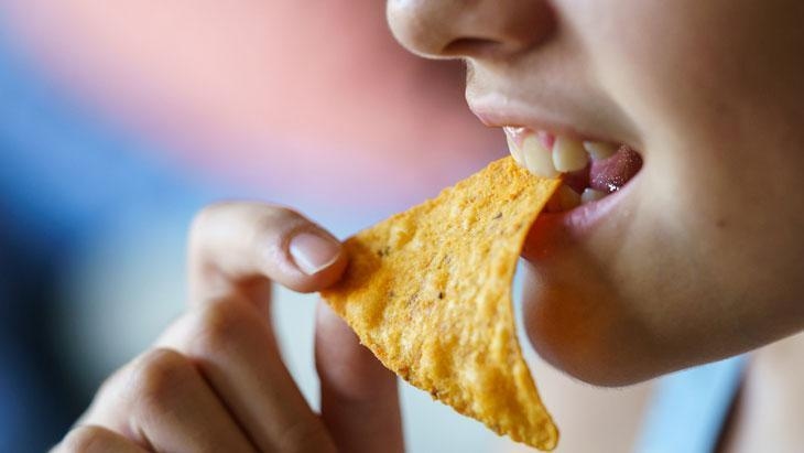 ¿Qué es más dañino: el hambre o la comida chatarra? Respuestas de expertos, resultados sorprendentes.