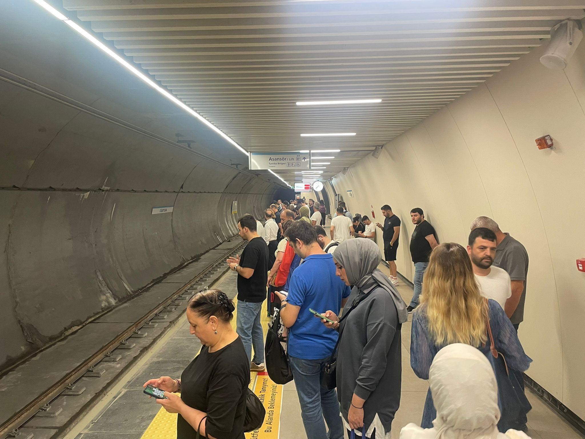 Falha técnica na linha de metrô M3 Bakırköy-Kayaşehir em Istambul