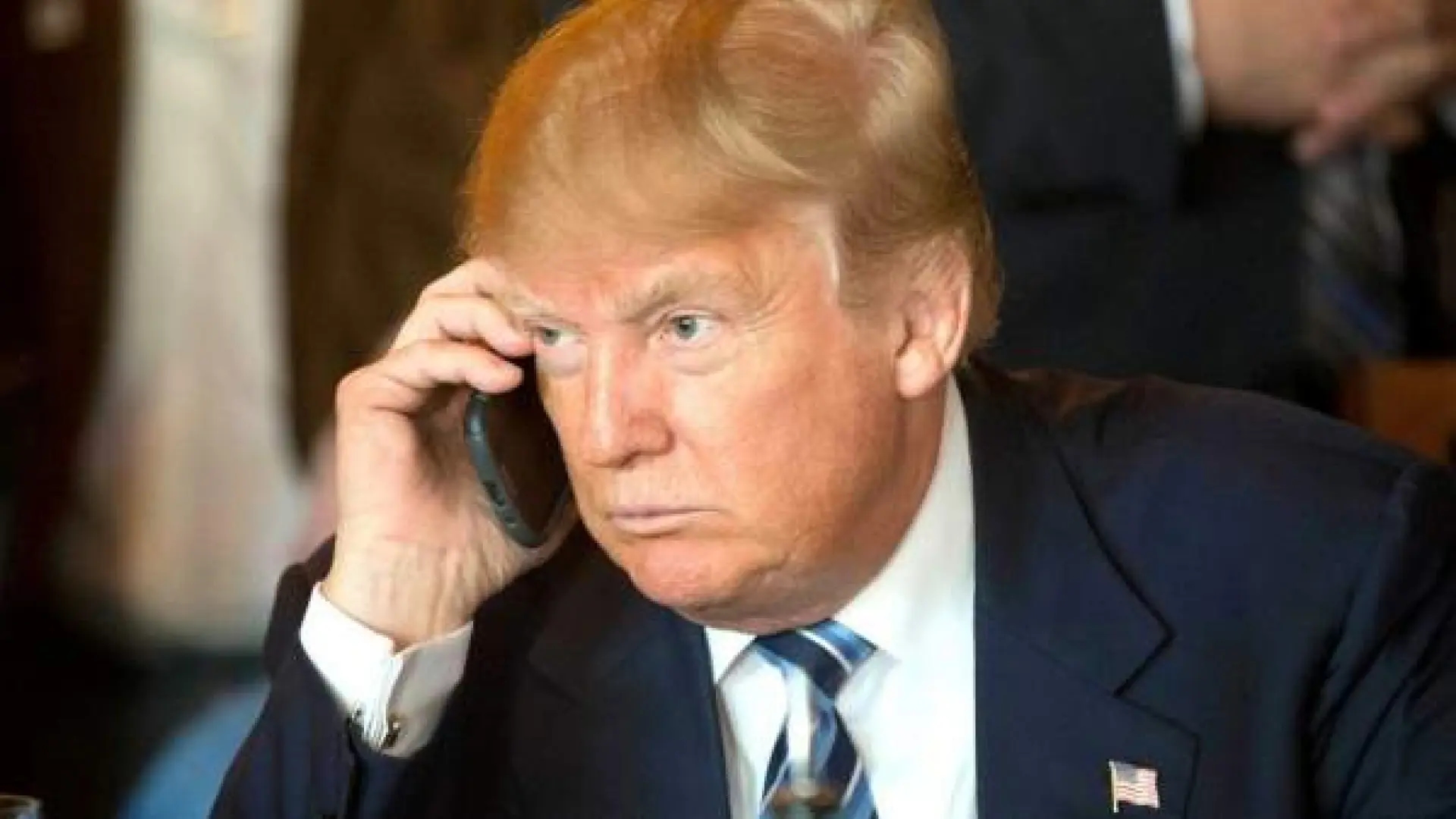 Trump bringt sein eigenes Smartphone auf den Markt: das T1, ein „schlankes, vergoldetes Telefon, das in den USA entworfen und gebaut wurde“.
