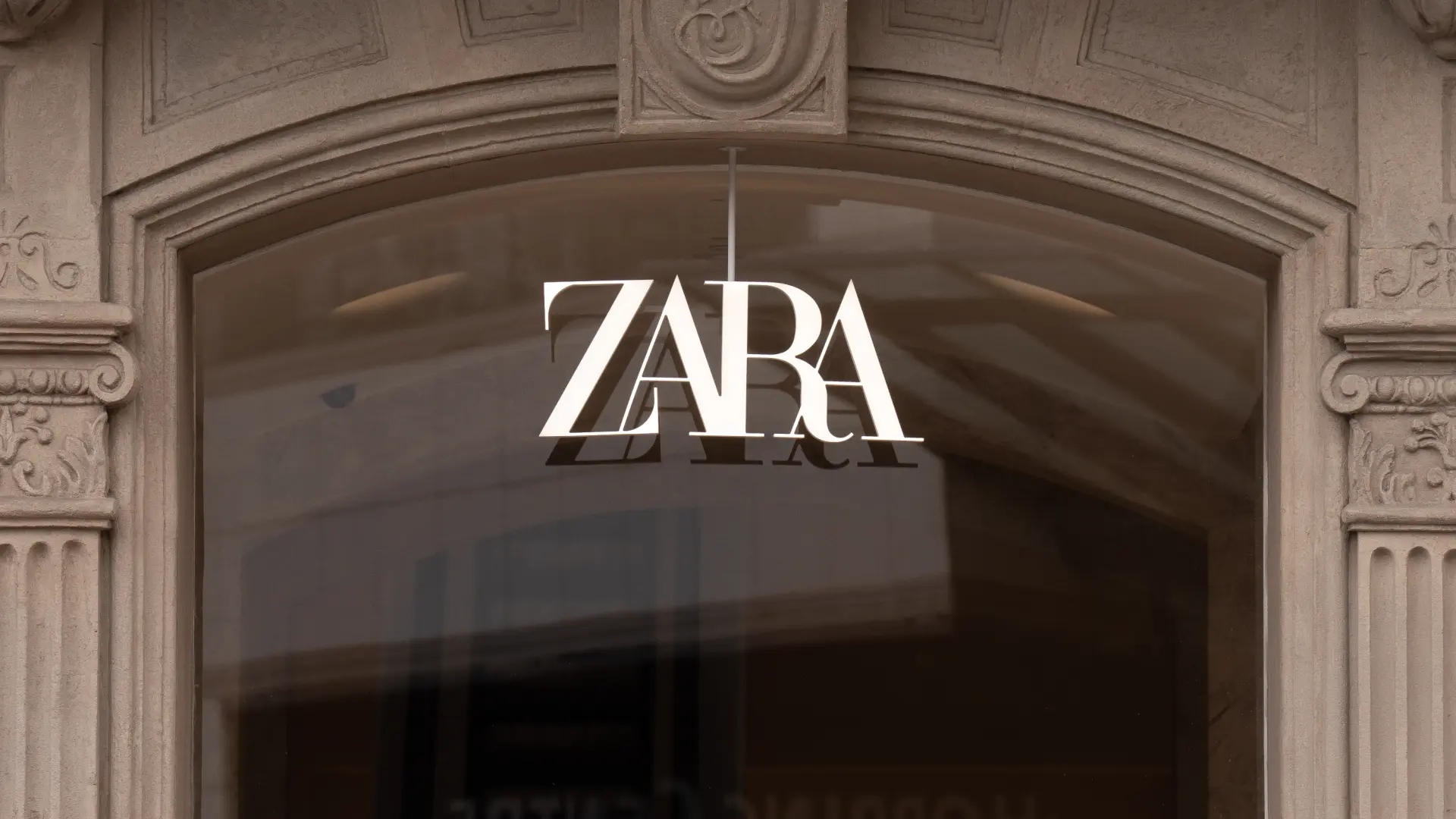 A Zara comemora seu 50º aniversário vendendo uma peça especial que presta homenagem às suas raízes.