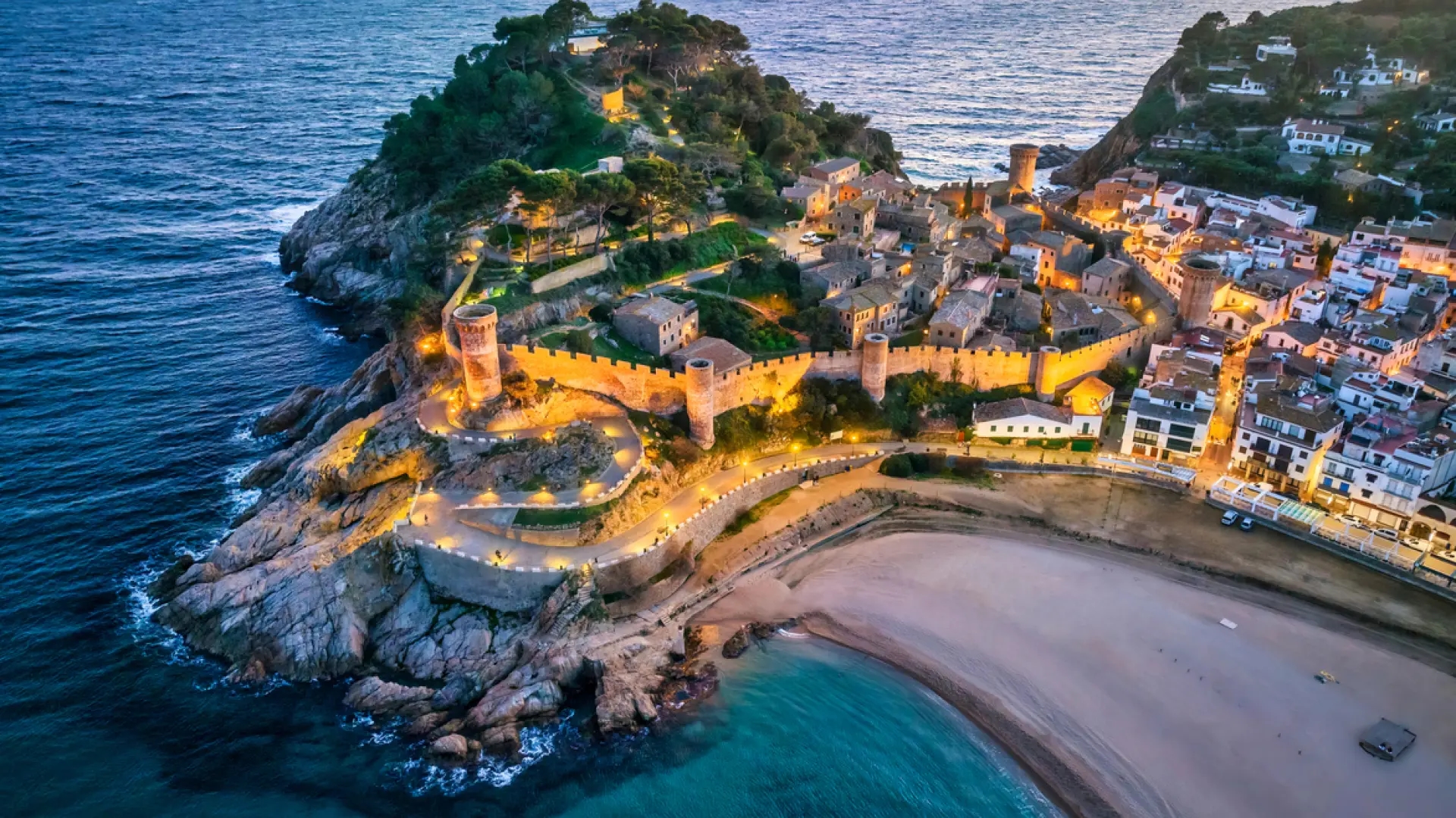 Zakątek Costa Brava, który podbił serce Rafaela Nadala: piękna wioska ze średniowiecznymi murami i idyllicznymi plażami.