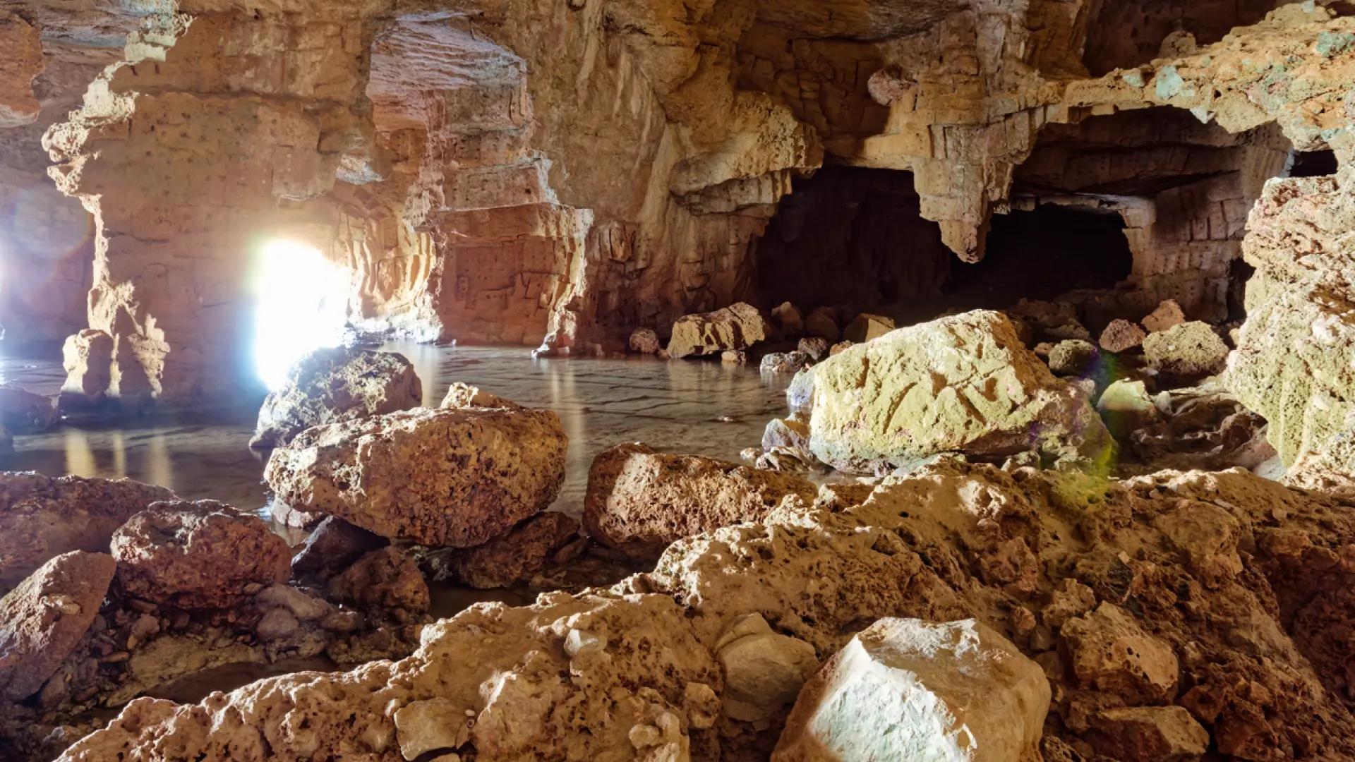 A rota de caminhada por cavernas e enseadas marinhas para desfrutar de um mergulho