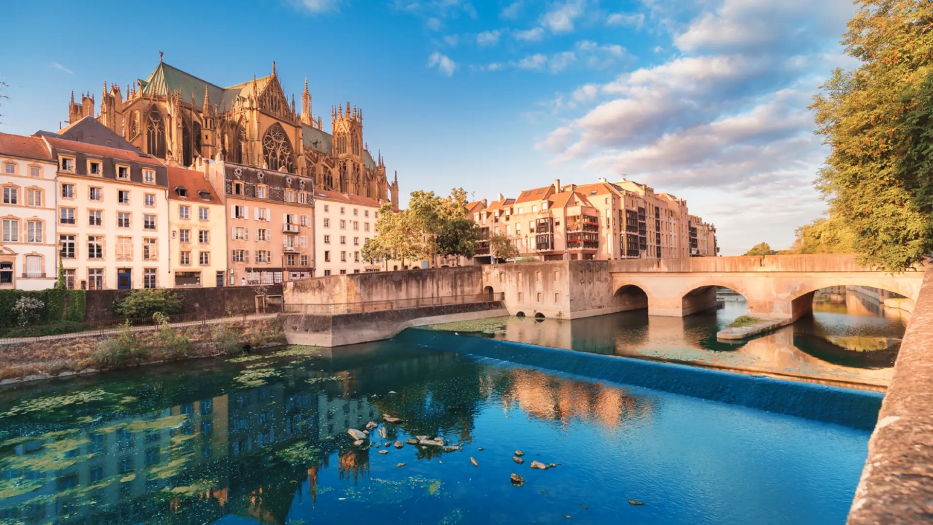 A cidade francesa repleta de jardins e uma magnífica catedral gótica conhecida como "Lanterna de Deus"