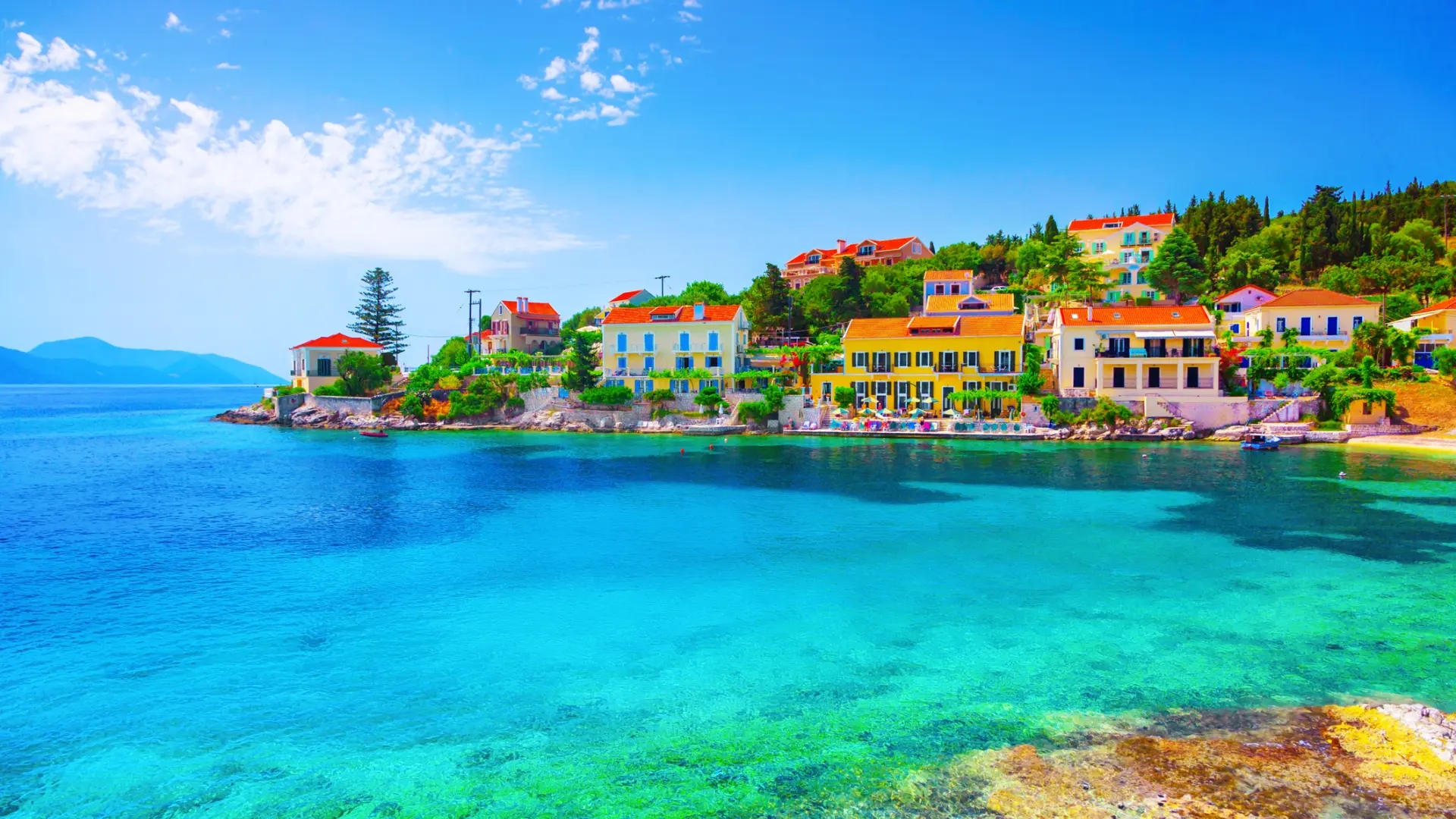 Ünlülerin gözdesi olan Yunan Portofino olarak bilinen balıkçı limanı