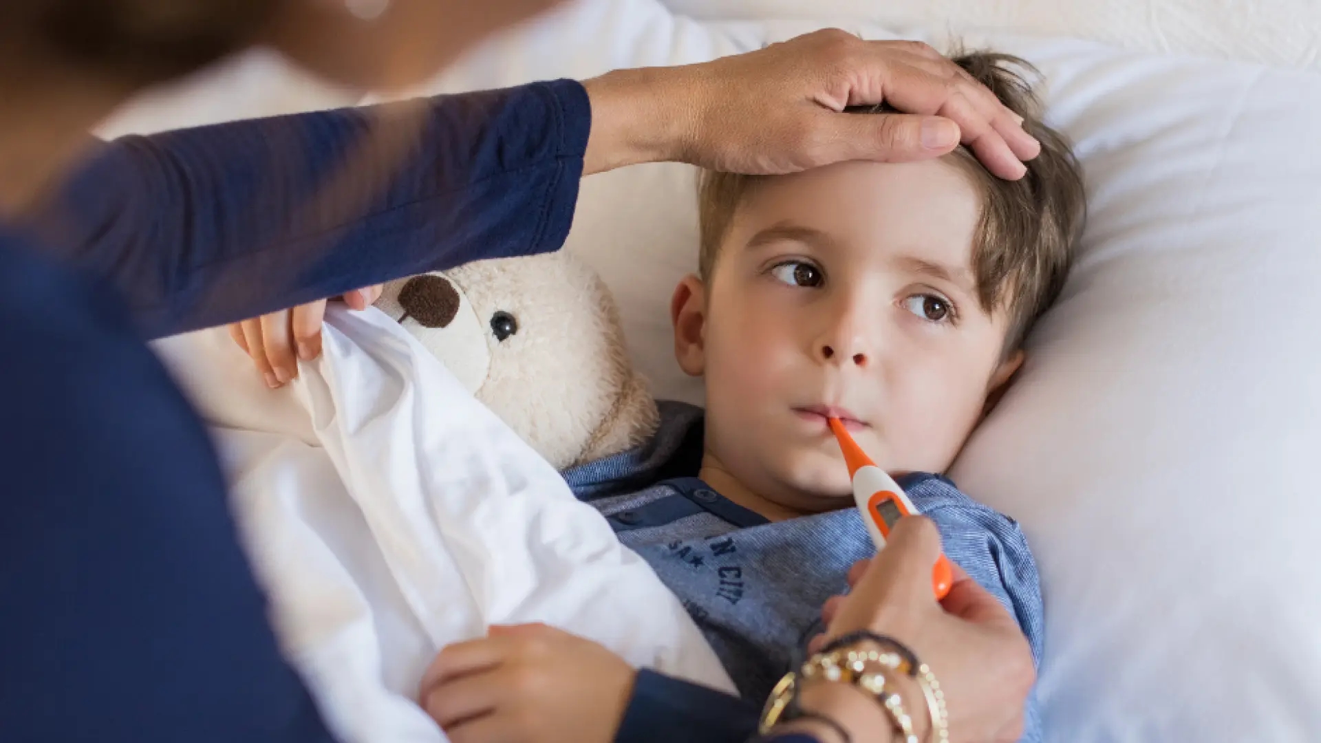 O que devo fazer se receber uma ligação da creche porque meu filho está com febre?