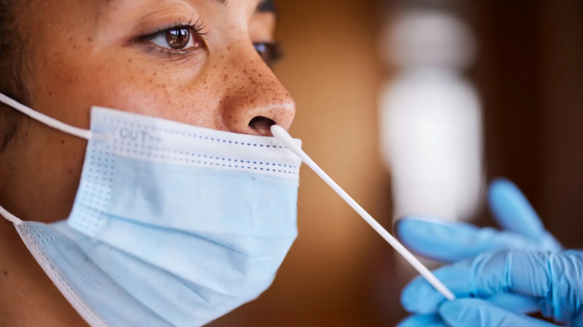 Il chiaro segnale che potrebbe rivelare che hai la nuova variante del COVID, secondo un medico