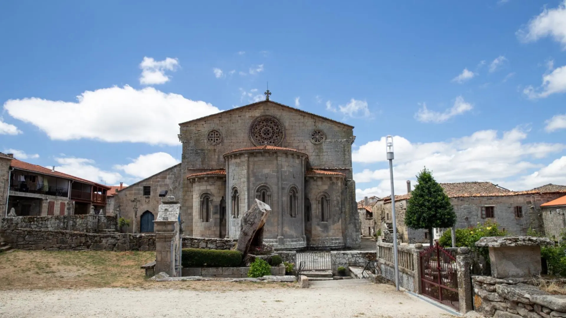 Imponujące sanktuarium w Ourense, ogłoszone Pomnikiem Narodowym, jest wspaniałym przykładem architektury romańskiej.