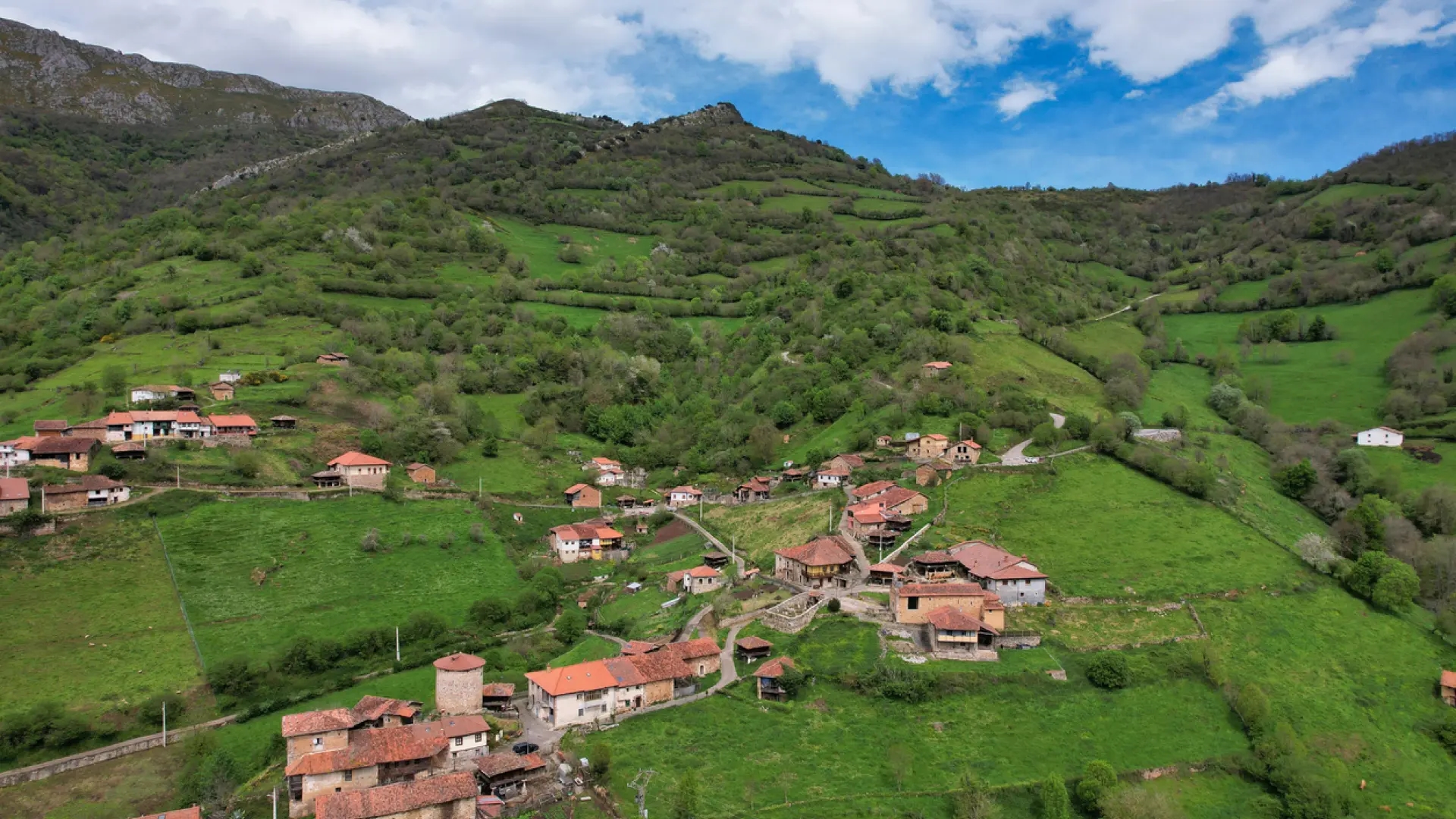 Het mooiste dorp van Asturië: een middeleeuws paradijs met stenen huizen, gelegen tussen de bergen