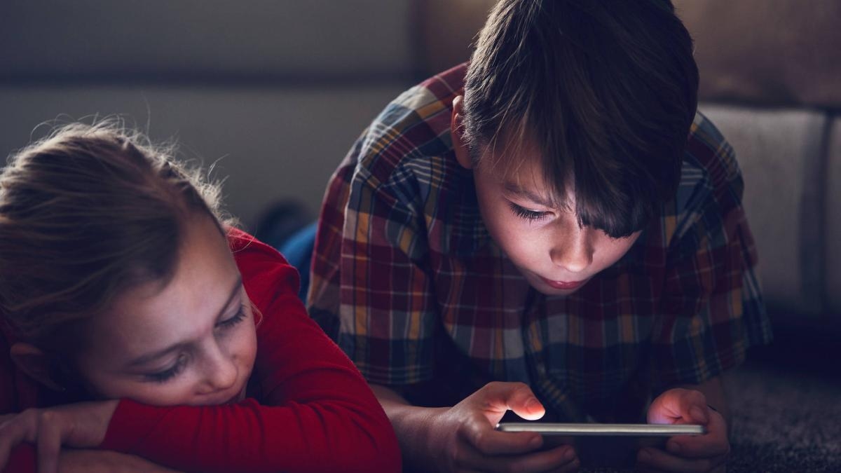 Ter um celular antes dos 13 anos afeta a saúde mental? Um estudo sugere que isso pode contribuir para pensamentos suicidas e baixa autoestima.