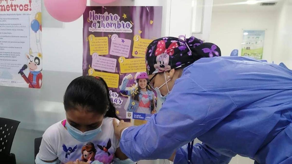 Fehlinformationen, mangelnder Zugang und das Fehlen von Kampagnen: die Gründe für die Stagnation der HPV-Impfungen in Kolumbien.