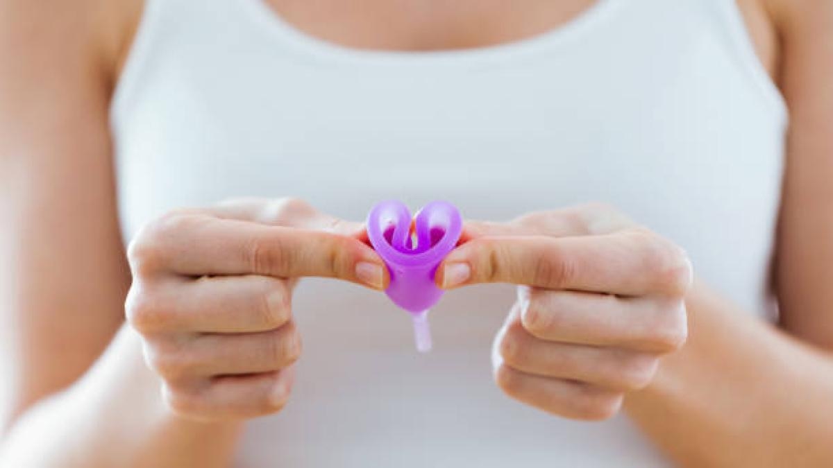 Sua filha quer usar um coletor menstrual? Esta é a melhor maneira de orientá-la e ensiná-la como funciona.