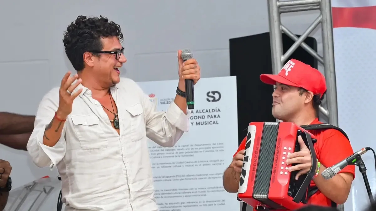 Silvestre Dangond et Emilia conquièrent les charts Latin Airplay du Billboard avec "Vestido Rojo"