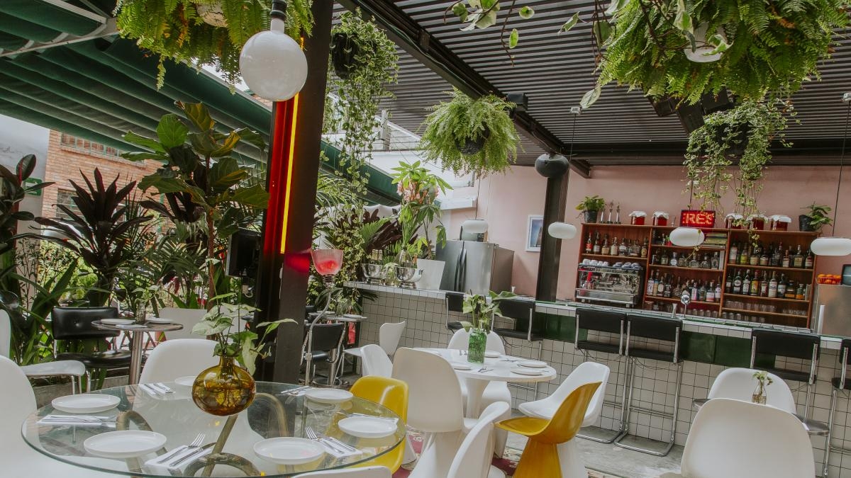 Jardín, el bar pastel que une el mundo de la coctelería con los postres