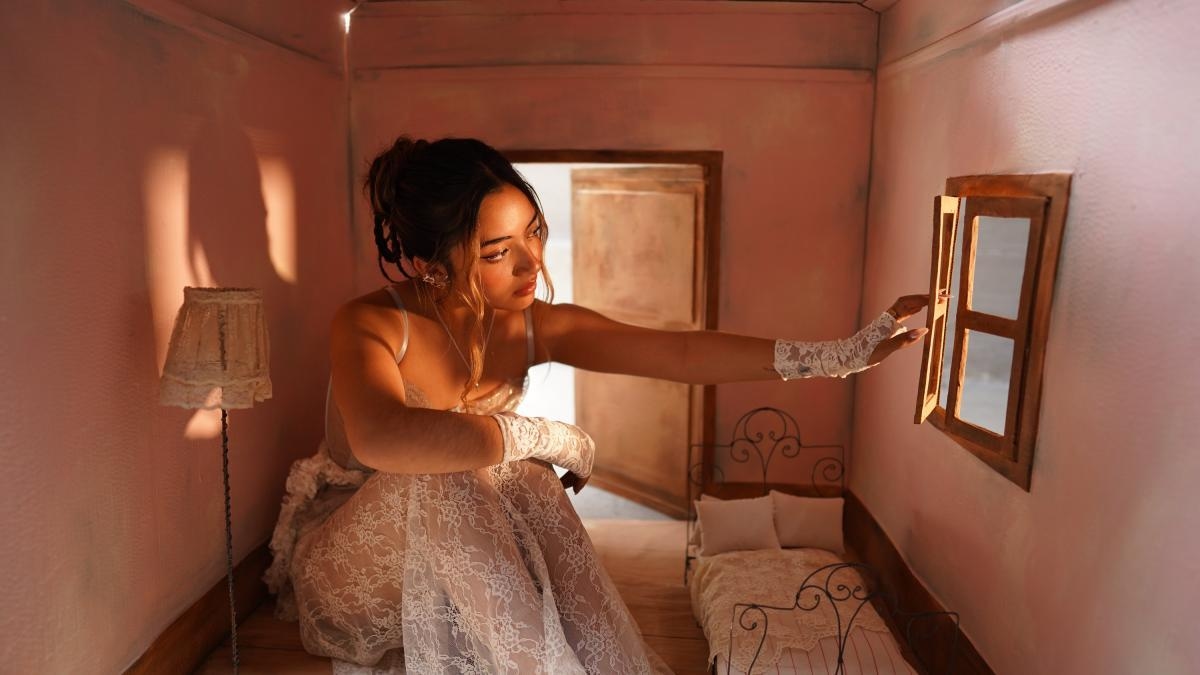 Vale Garzón debuts with 'Mi casa', a profound album where she transformed her wounds into songs that now embrace her.