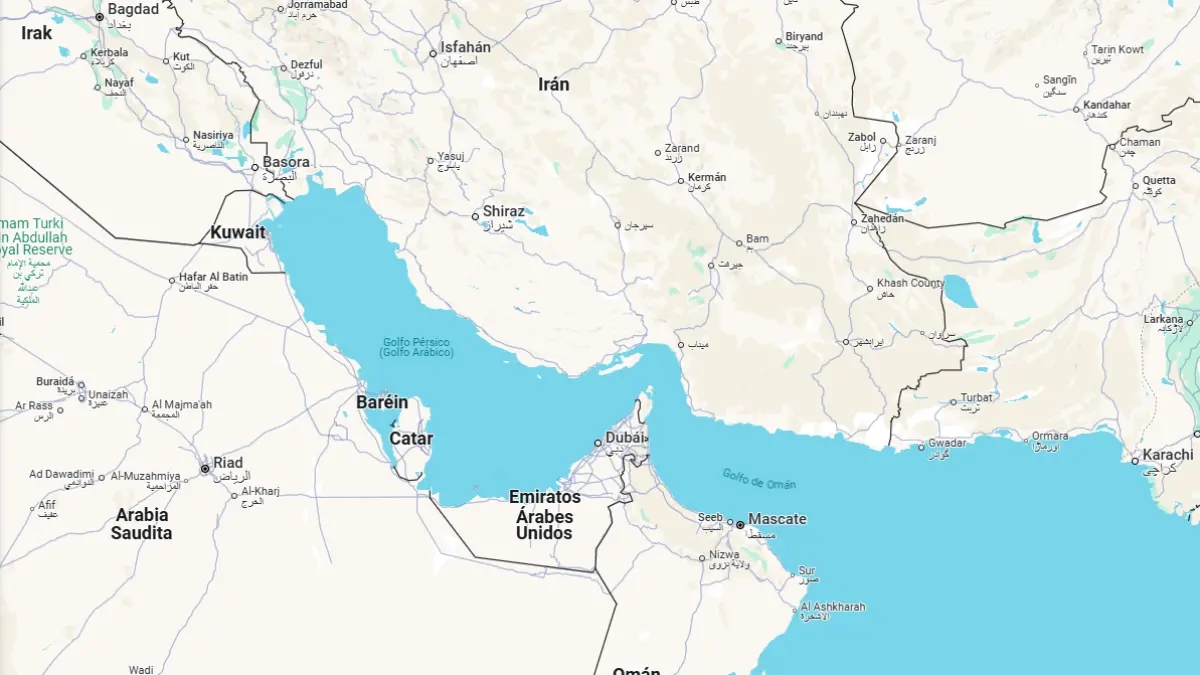 Dopo i bombardamenti americani, il parlamento iraniano chiede la chiusura dello Stretto di Hormuz, attraverso il quale passa il 20% del petrolio mondiale.