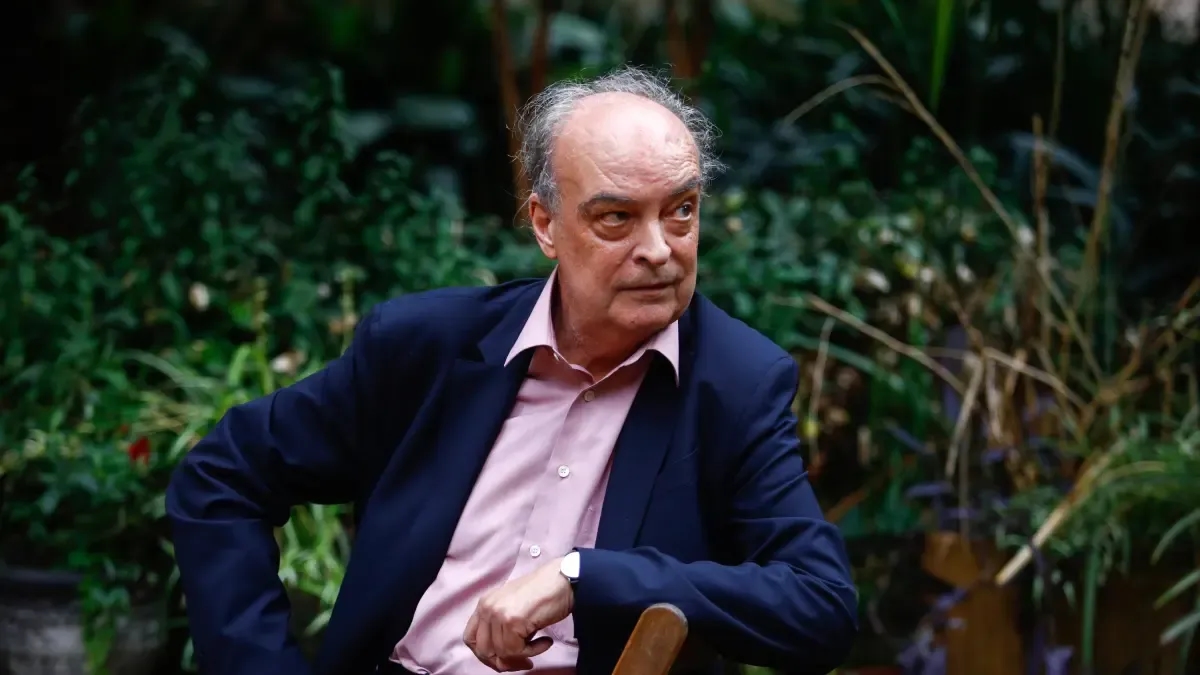 Enrique Vila-Matas returns with "Darkroom Canon" and an android in love with world literature. Interview