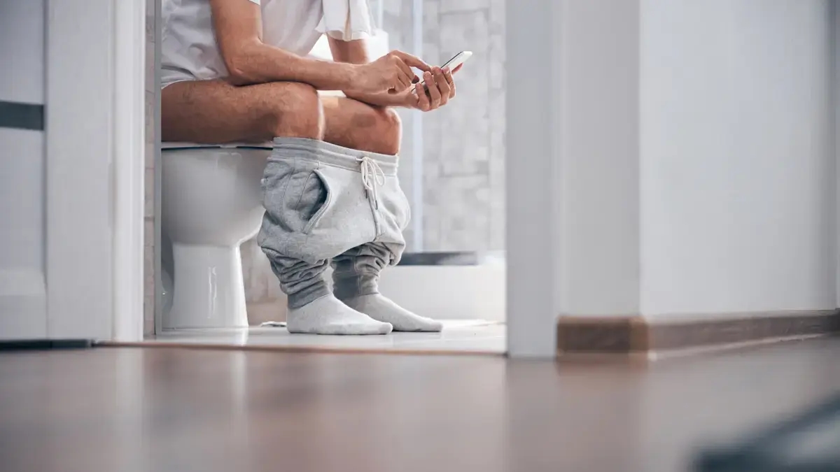 Você passa muito tempo olhando para o celular enquanto usa o banheiro? Segundo a ciência, isso pode estar afetando sua saúde.