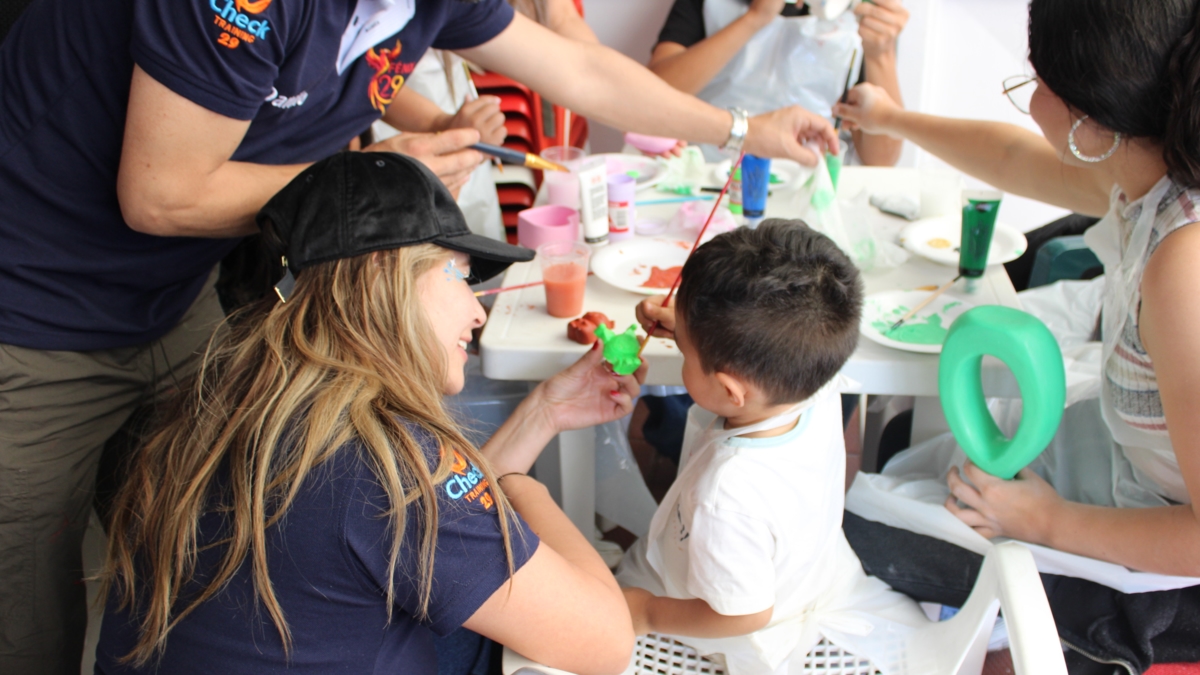 La Heroes of Love Foundation si propone di raccogliere fondi per aiutare bambini e adolescenti affetti da cancro e malattie ematologiche.