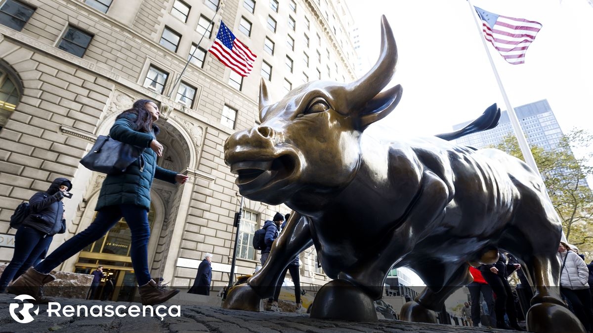 Wall Street fecha em baixa com efeitos negativos da incerteza política