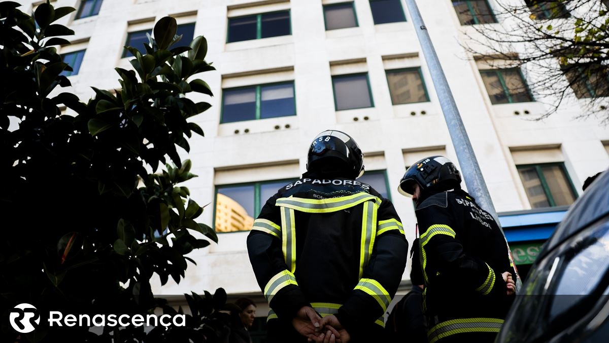 Pelo menos 10 desalojados em Lisboa após queda da fachada de prédio antigo