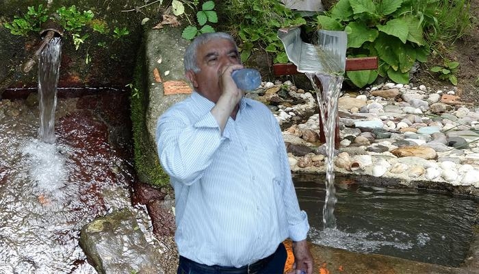 Von Jung bis Alt, jeder trinkt Flasche um Flasche: Verzehrwarnung für bitter schmeckendes „Heilwasser“!