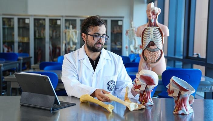 Du diplôme YKS au monde scientifique : la recherche sur le cerveau est la nouvelle voie pour un jeune de Medipol
