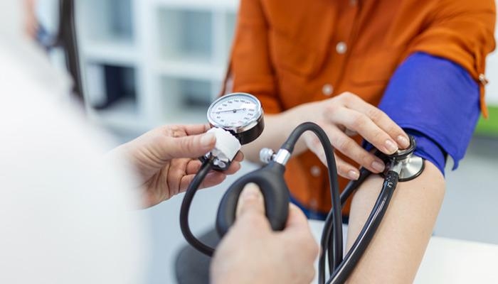 An expert cardiologist offers 5 golden tips for balancing blood pressure every day! Attention blood pressure patients: "It's like pouring gasoline on your heart."