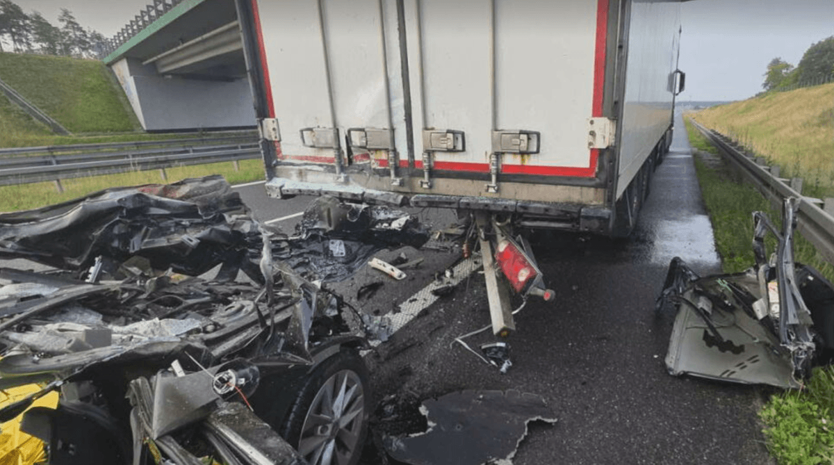 Trágico accidente en la autopista S7. Tres personas, entre ellas un niño, fallecieron.