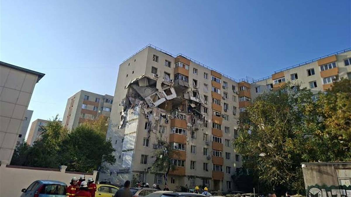 Explosión en un edificio de apartamentos en Rumanía. Trágico saldo. Perros rastreadores en acción.